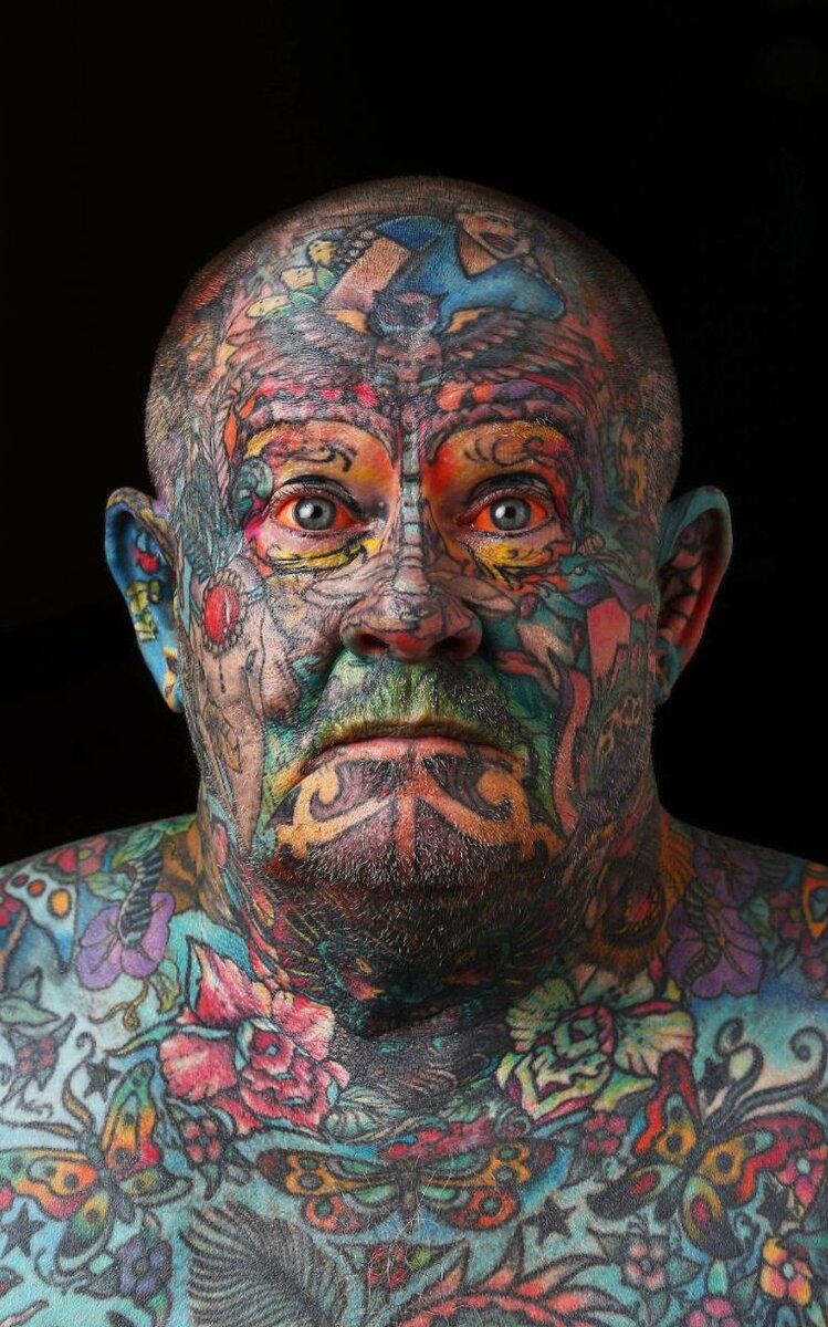 Полностью татуированное лицо