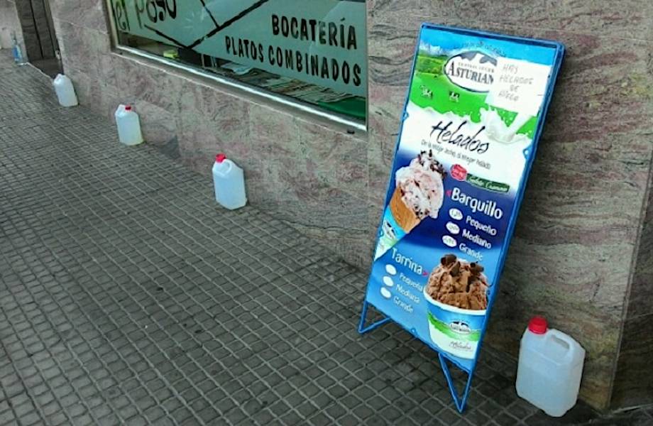 Зачем в Японии на газонах, у заборов и столбов ставят пластиковые бутылки с водой?5