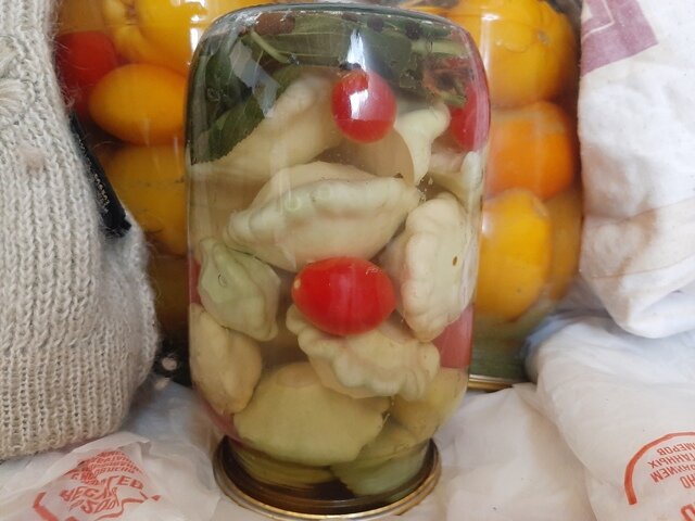 на заднем плане как раз банки с "Золотыми яйцами"