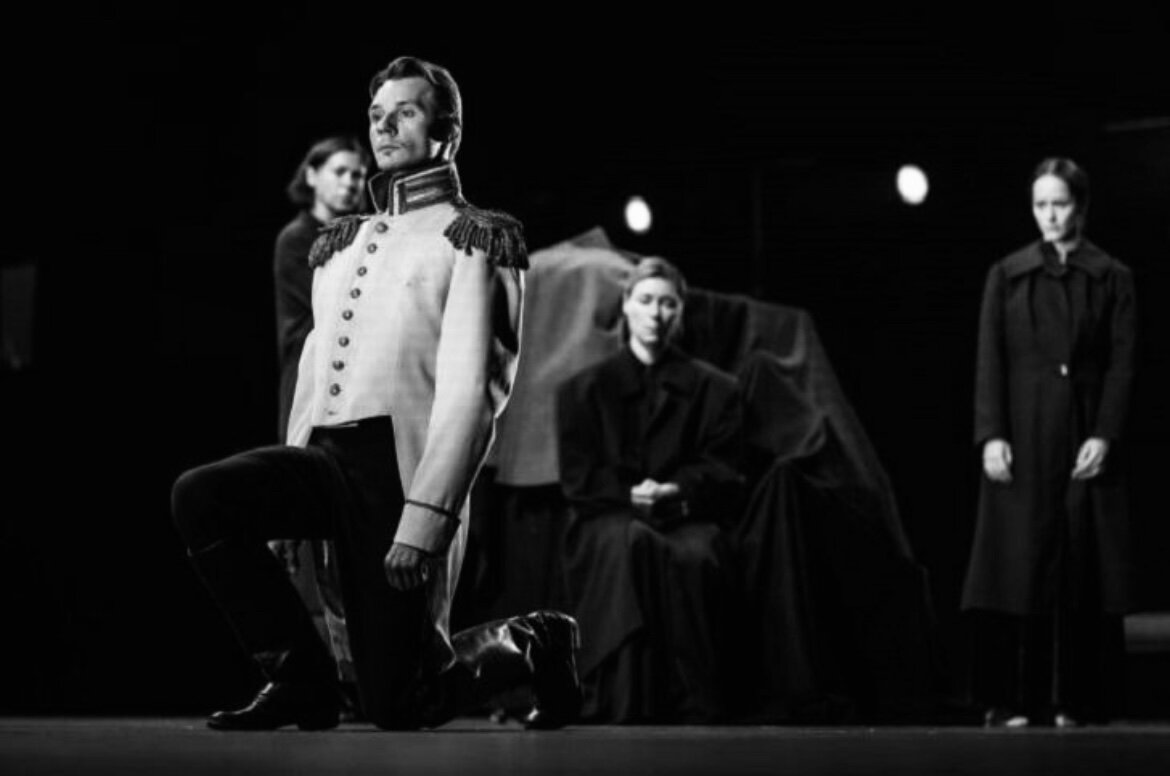 Сцена из спектакля Римаса Туминаса «Война и мир»