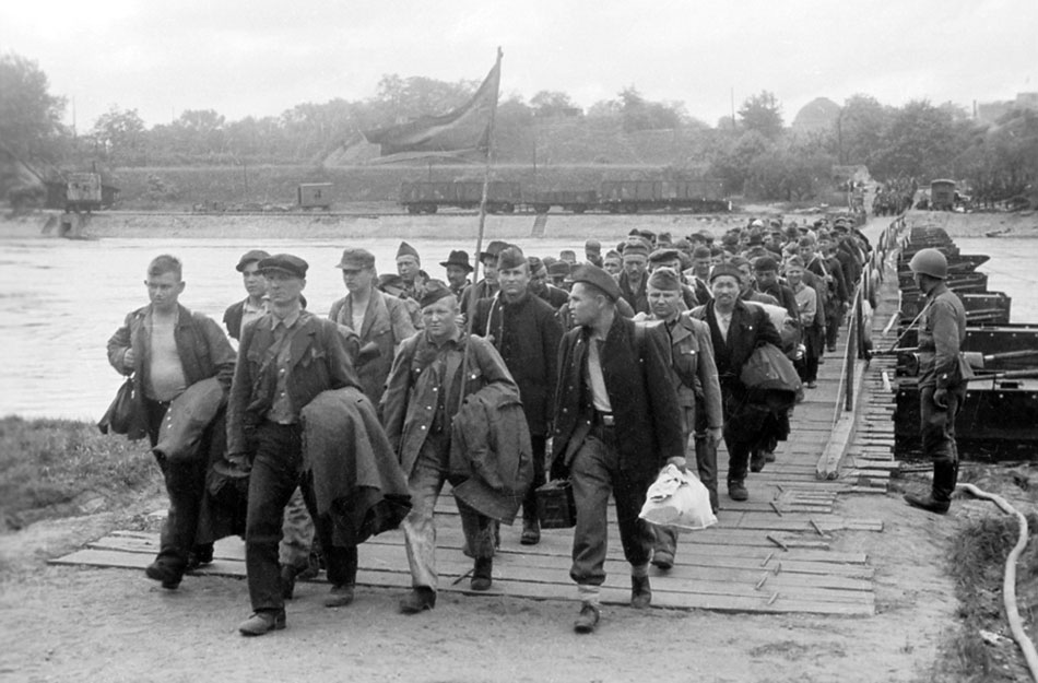 Военнопленные советского союза. Пленные русские в Польше в 1943-1945. Репатриация советских военнопленных 1945. Лагеря военнопленных в 1941. Возвращение пленных немцев в Германию 1955.