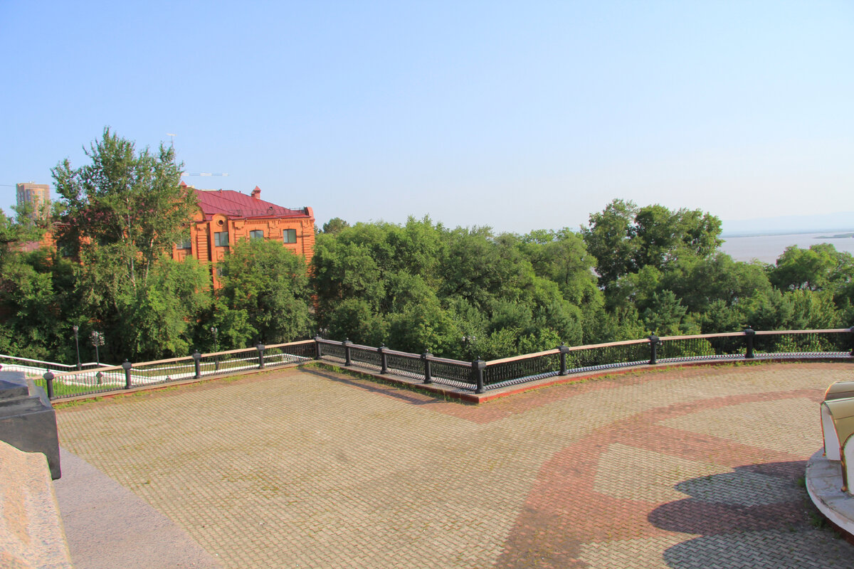 01. Вид с Комсомольской площади на краевой парк и гостиницу "Парус"