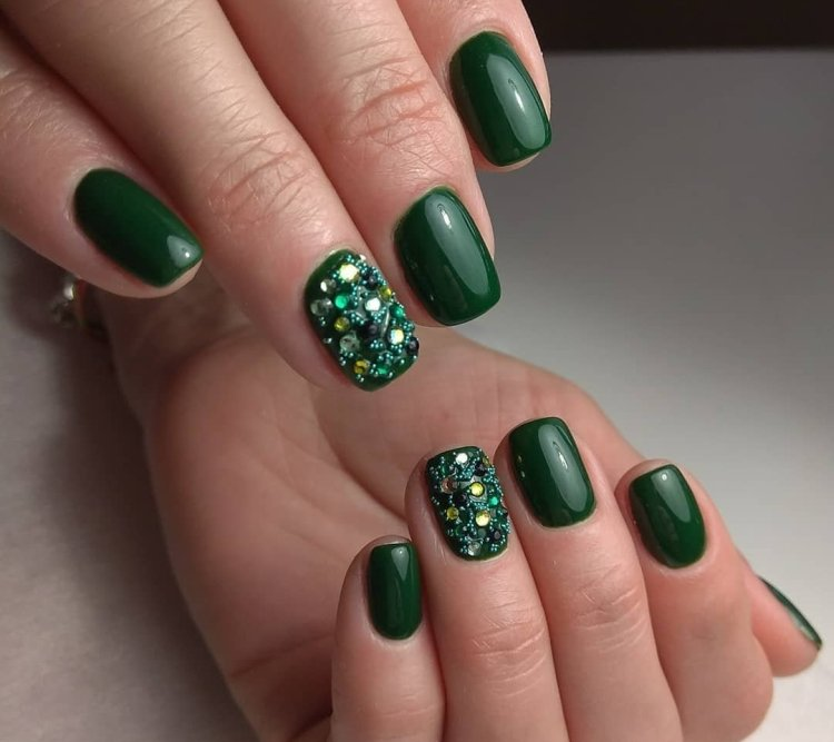 2. Маникюр на зиму в темных тонах 
Темные лаки выглядят на коротких ногтях очень благородно и изящно. Бордовый, изумрудный, сапфировый – все они в твоем распоряжении. Советуем обратить внимание на красивые оттенки марсалы!