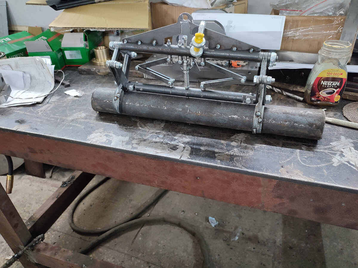 Фото модели на верстаке, вид спереди