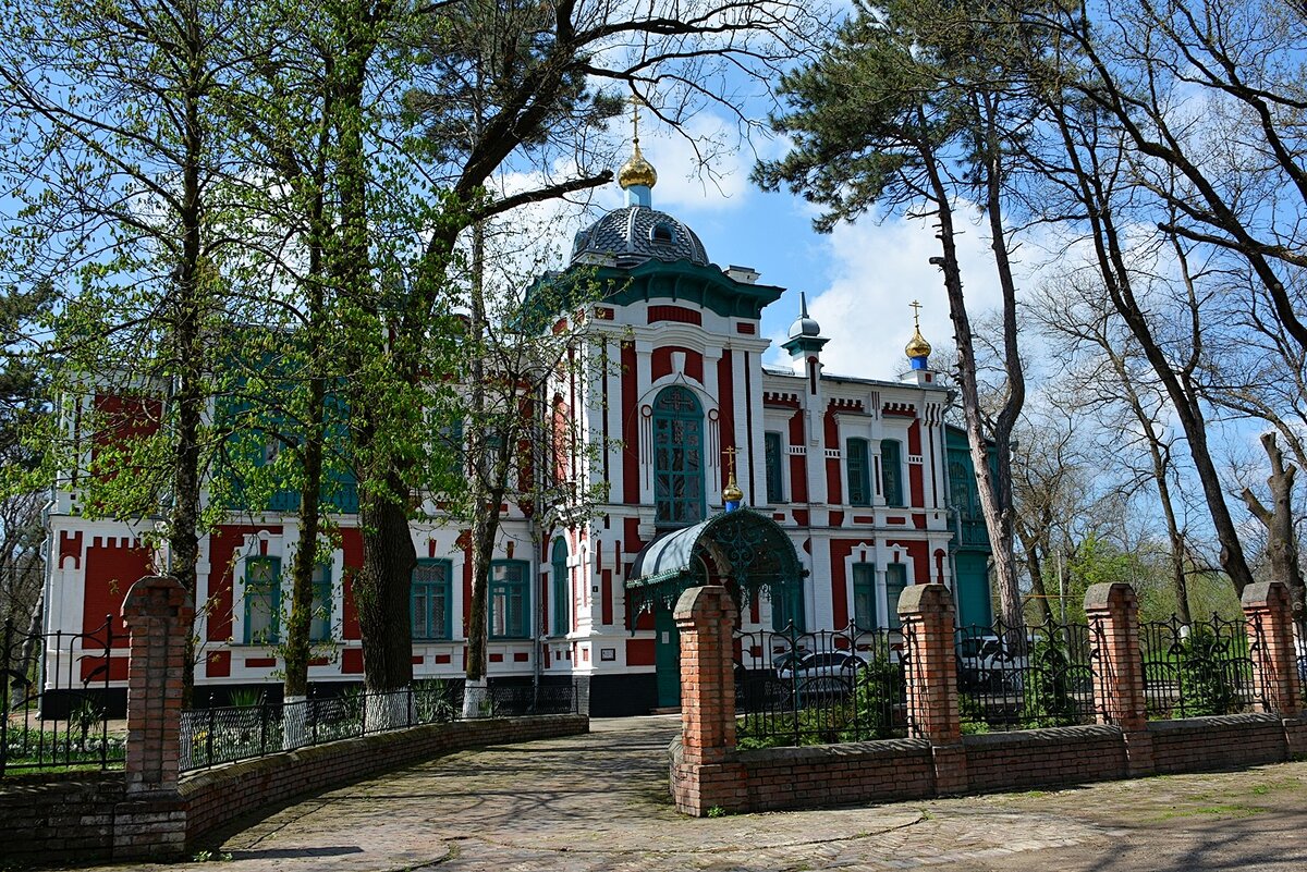 Усадьба купца Захара Щербака (деда писателя Александра Солженицына) в городе Новокубанске. По мнению специалистов это самая сохранившаяся старинная  усадьба в Краснодарском крае. Сегодня в ней располагается Свято-Покровский храм.