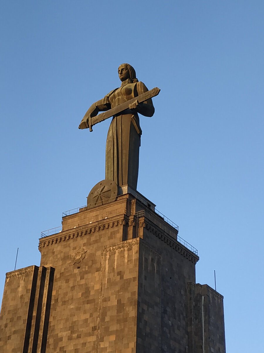 Монумент Мать Армения в парке Победа, или Ахтанак в Ереване. Авторское фото.