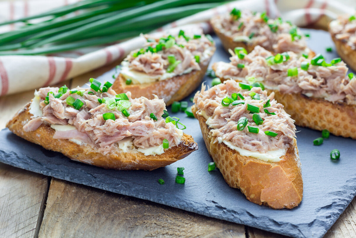 Такой закуски вы еще не пробовали! Гренки с тунцом, яйцами и маринованными  огурцами | МУЖСКАЯ КУХНЯ | Дзен