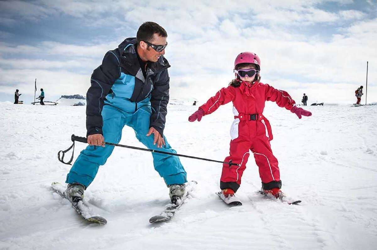 Горнолыжные занятия. Катание на лыжах. Дети на горных лыжах. Горные лыжи дети катаются. Кататься на горных лыжах.