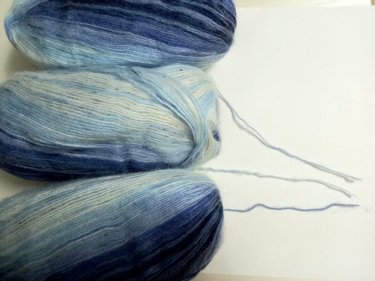 Три клубка, и все начинаются с разных цветовых секций.