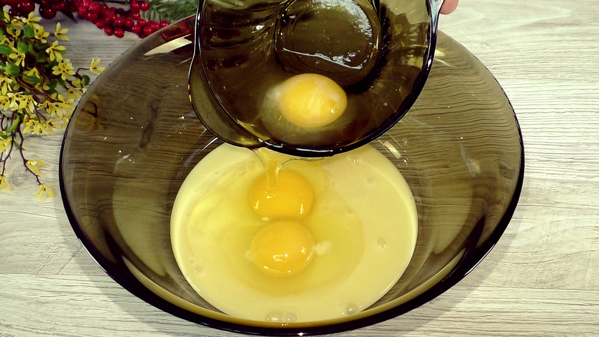 Просто смешиваю яйца, муку, сгущёнку и на сковородку. Быстрая выпечка к чаю (без дрожжей)