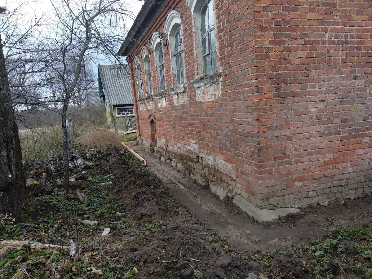 Фундамент дома из огромных валунов.