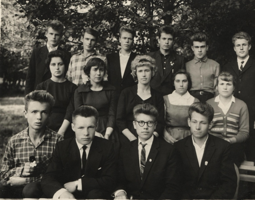 Г. Жиздра, июнь 1963 года. Выпускной класс ЖСШ №1. В центре - классный руководитель Лариса Сергеевна Корнеёнкова (Максимова)