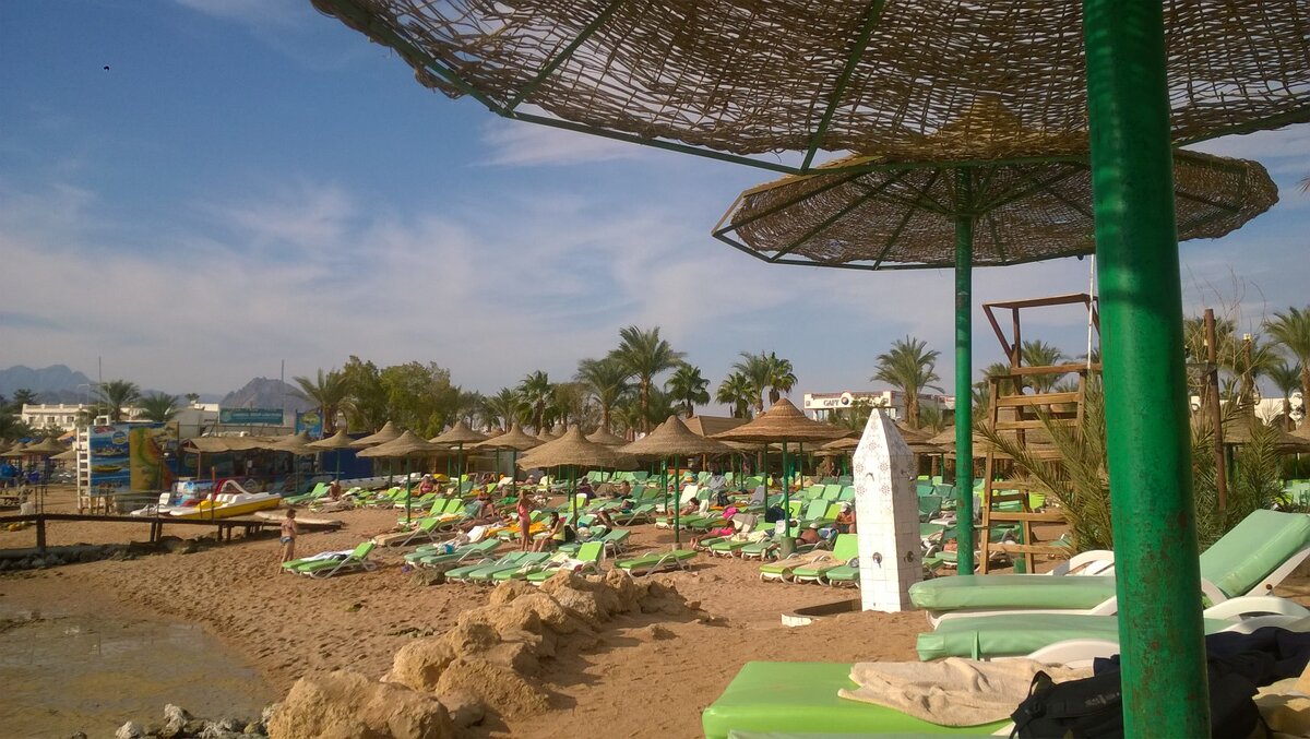 Пляж Royal Holiday Beach Resort & Casino Sharm El-Sheikh 5*.