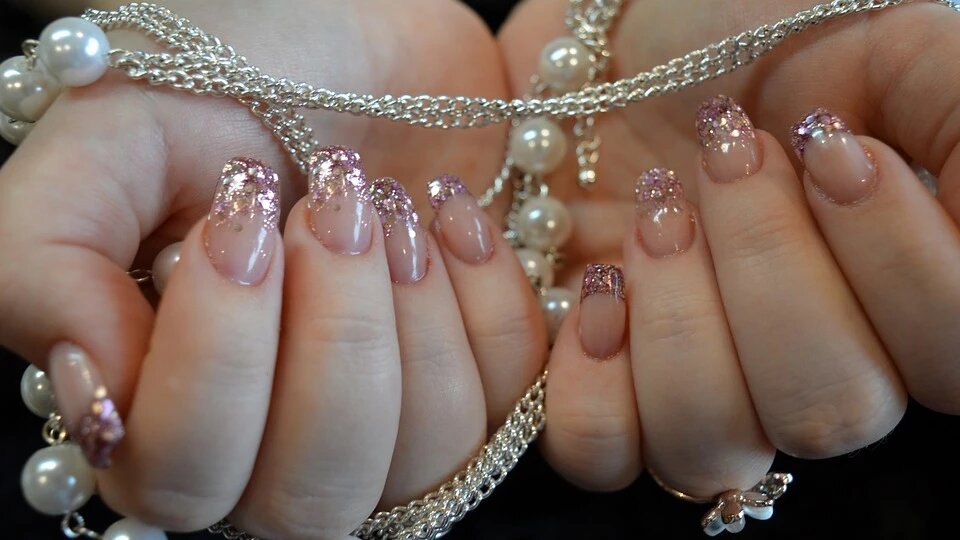 Нерушимым трендом становится сочетание абстракции с нюдом. Фото: pixabay.com