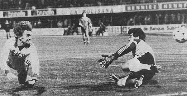 Гол, который не был засчитан. Футболист сборной СССР Фёдор Черенков посылает мяч в ворота швейцарской команды. Но чуть раньше судья зафиксировал положение вне игры.