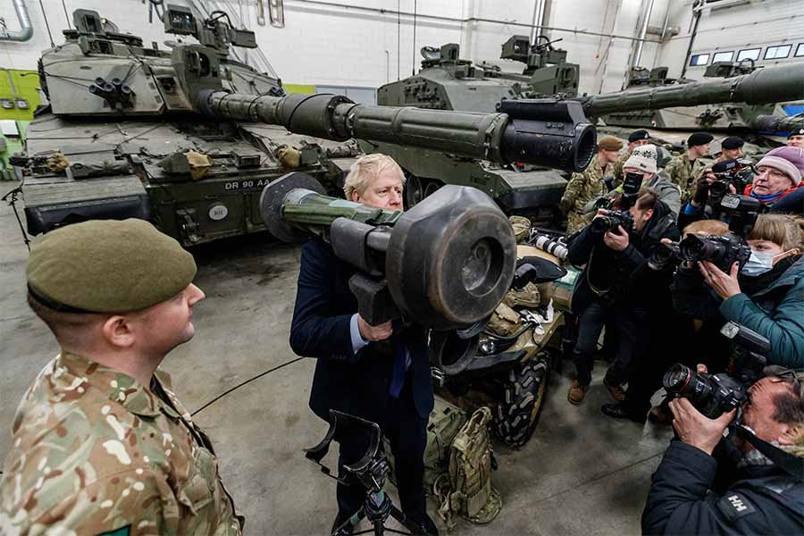 Борис Джонсон держит в руках Javelin - Фото: imago images/Scanpix