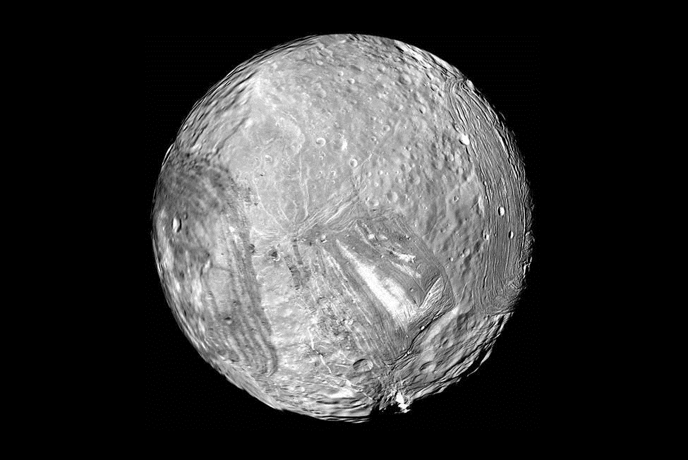 Миранда, спутник Урана. (Фотография: NASA/JPL-Caltech/Voyager 2)