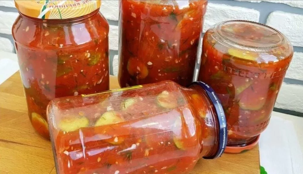 Компот из огурцов. Огурцы в томатной заливке на зиму. Огурцы в томатном соусе на зиму. Огурцы в томате салат на зиму. Резаные огурцы в томате