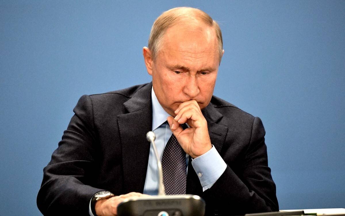 Задумался.
