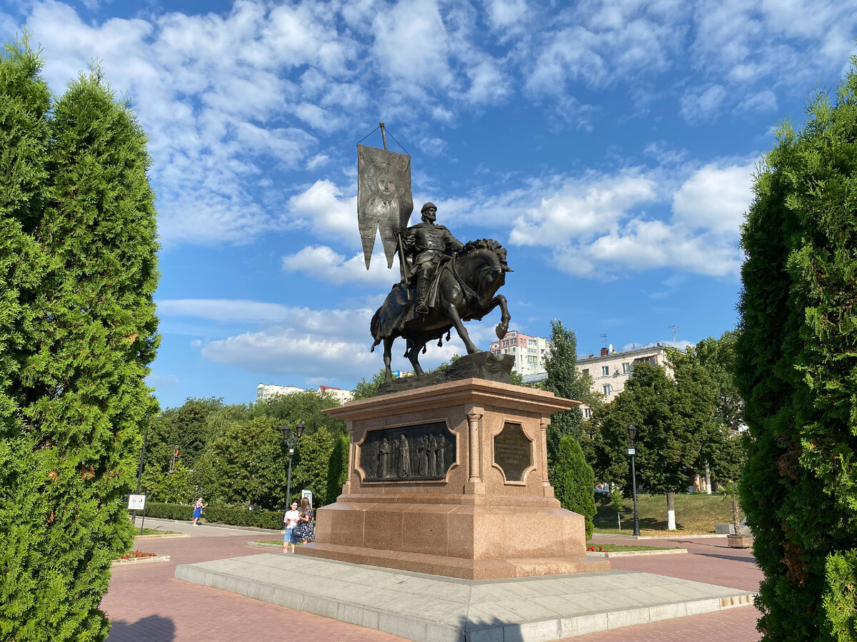 Первый воевода Самары во всей красе! И место красивое!