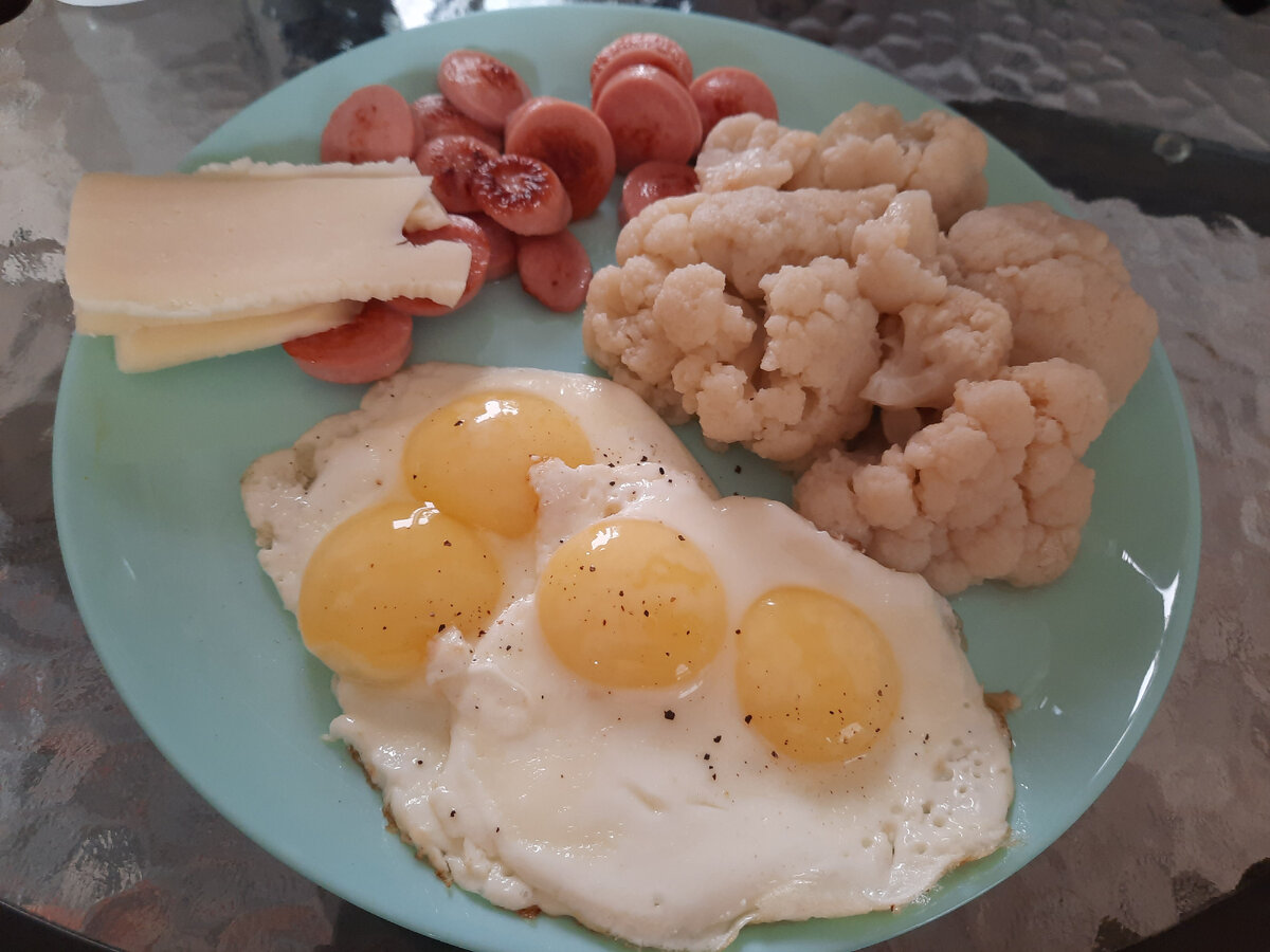 Яичница, сосиска, цветная капуста, твёрдый сыр 