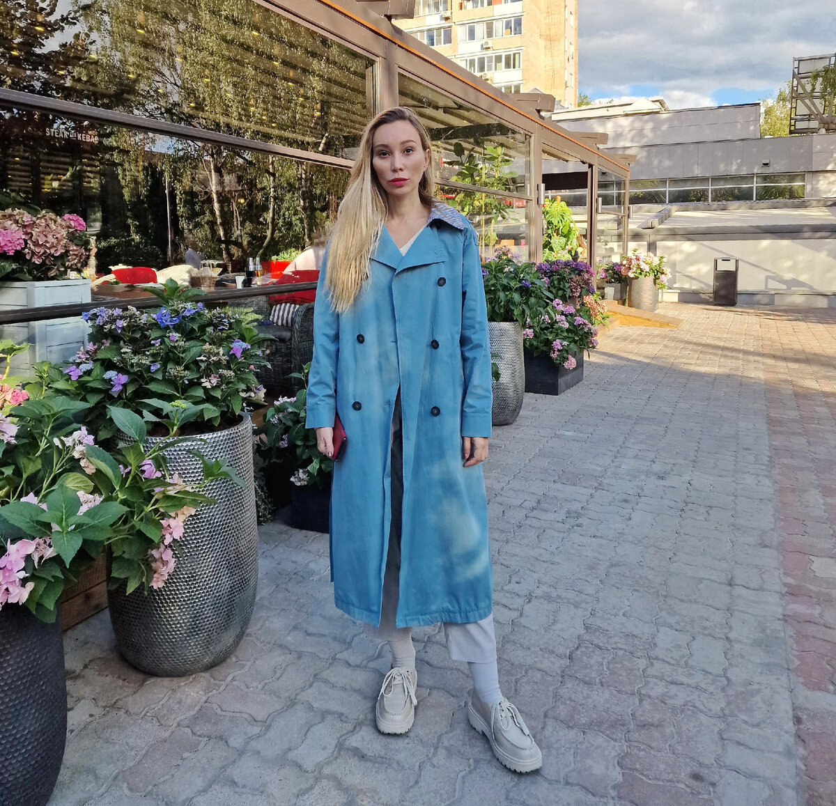 Автор на фоне веранды