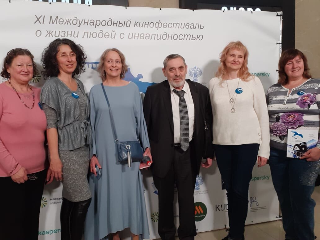    Руководитель РООИ «Перспектива» и директор кинофестиваля Денис Роза (третья слева) и гости. Фото: Людмила Полонская