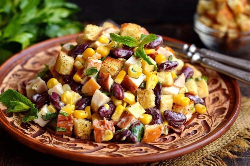Салат с курицей, кукурузой и сухариками - рецепт с фотографиями - Patee. Рецепты