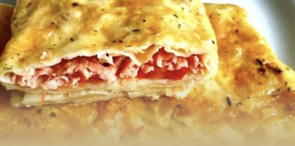 Лаваш с яйцами помидорами и сыром. Завтрак из яиц и лаваша на сковороде. Завтрак из лаваша и сыра. Лаваш с колбасой и сыром на сковороде в яйце