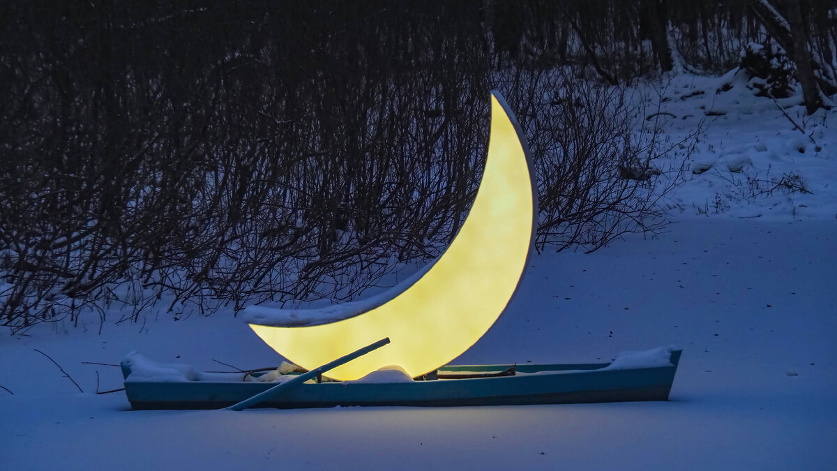 Частная луна Леонида Тишкова в парке Малевича