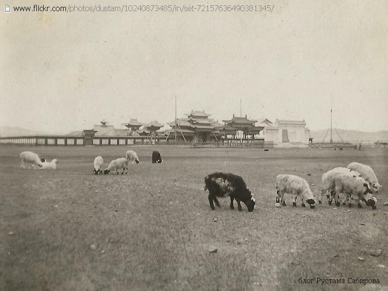 Дворец Богдо-гэгэна VIII в Урге. 1927-1928 гг. Фотография из блога Рустама Сабирова. Оригинал //mongoloved.files.wordpress.com/2013/11/suhbaatar.jpg