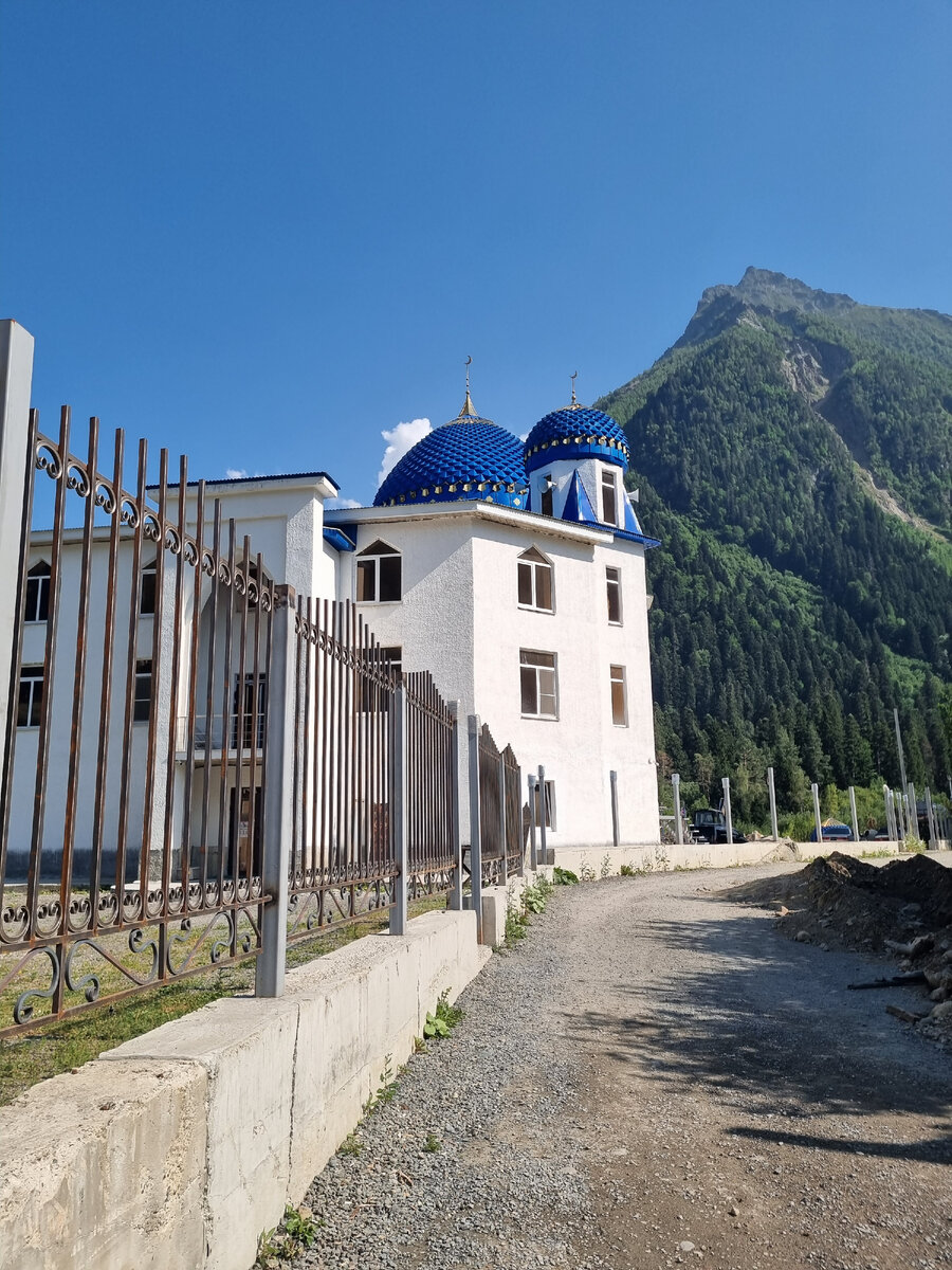 Мечеть в пос. Домбай, 2023 г. (фото автора).