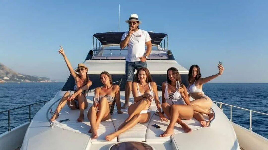 Молодой человек и много девушек. Девушка на яхте. Красивые девушки на яхте. Модель яхты. Парень с девушкой на яхте.
