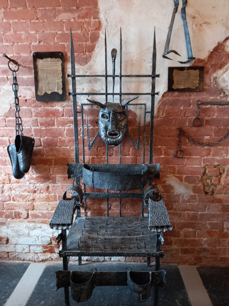 на этой стене узниками была написана икона, Тюремный замок в Боровске 