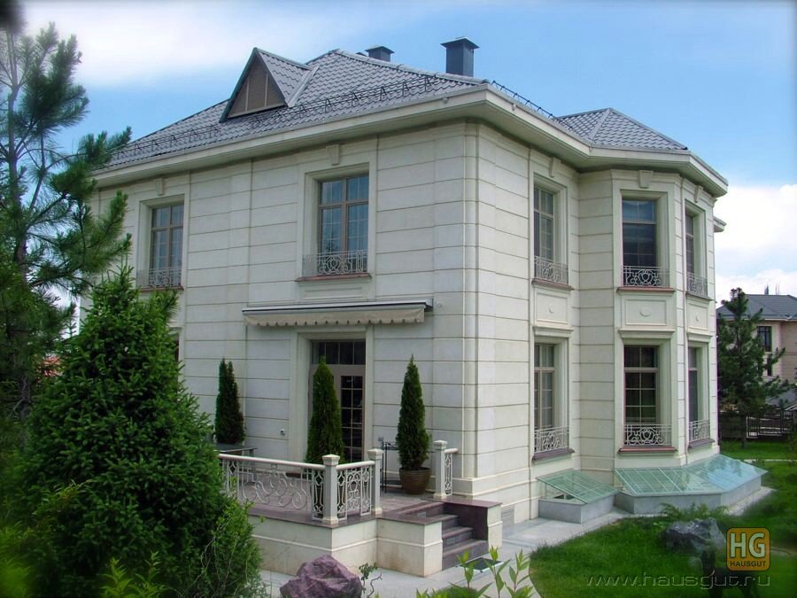 Дом построен по технологии быстровозводимые дома облицован крупноразмерными панелями из стеклофибробетона GFRC, сэндвич утеплён пеностеклом.