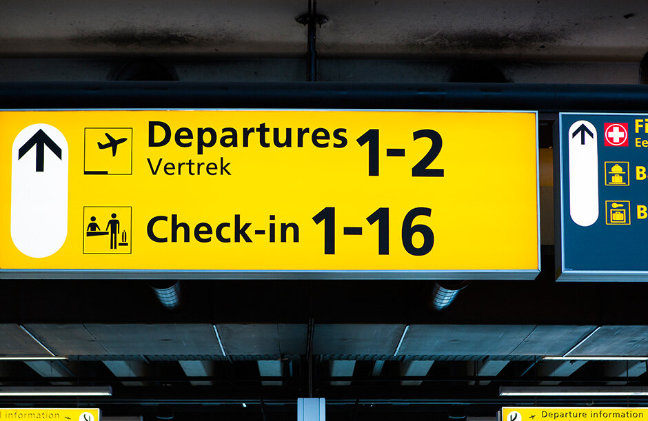 На указателях в аэропорту Амстерда — Схипхол использован шрифт Frutiger. Фото: schiphol.nl