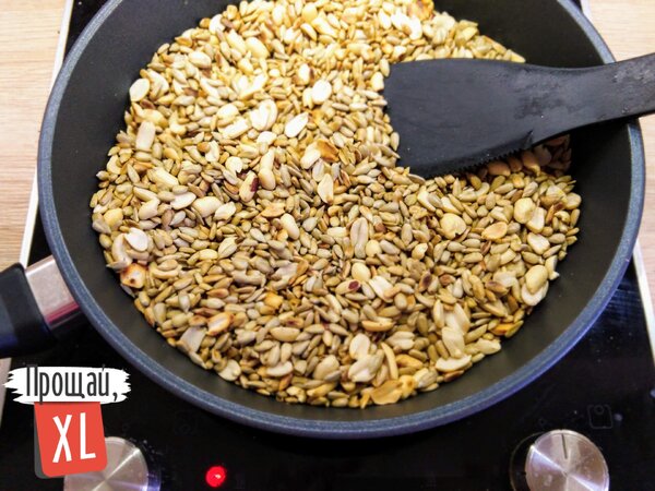 Обжаренные семечки и арахис на сковороде