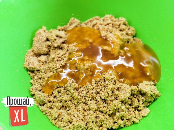 Измельчённая орехово-семечковая масса в чаше блендера