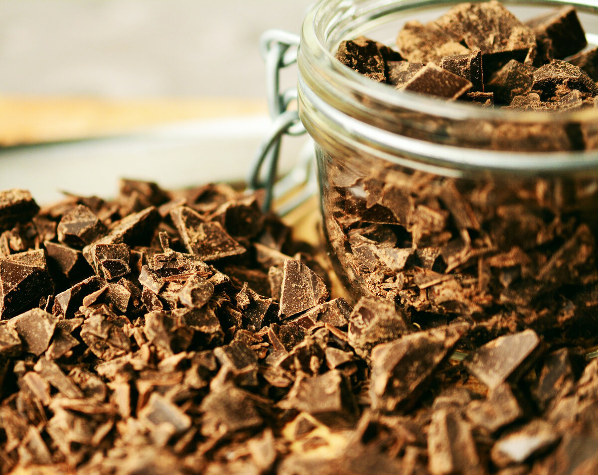 Там нет шоколада. То, что часто выглядит как шоколад, не имеет ничего общего с «настоящим». 