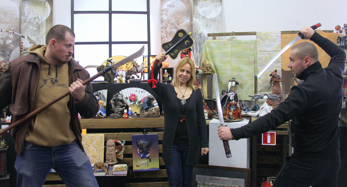 Почему бы не подурачится и не расслабиться на минутку, почувствовать себя немного самураем, немного ребенком - у нас на выставке, такое бывает часто, и мы рады, что люди могут ненадолго отвлечься от повседневности и поиграть в сказки:)