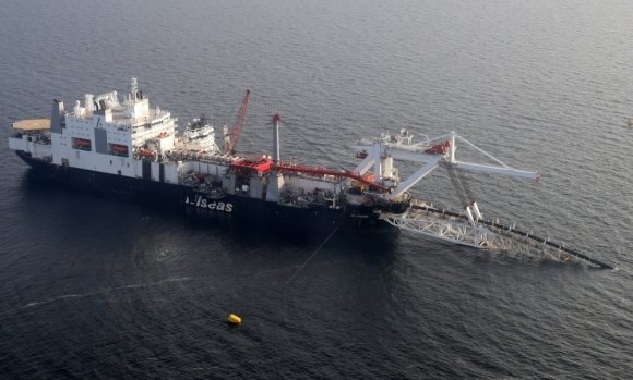 В Совфеде отреагировали на угрозы Киева захватить прокладывающие «Северный поток — 2» суда 
На Украине предложили «захватывать» суда, с которых происходит прокладка «Северного потока — 2». Об этом заявил украинский политолог Михаил Гончар.

«Нужно высаживать «десант» и захватывать «в плен» суда, которые укладывают «Северный поток — 2» в Балтийском море, и препятствовать работам, пока не будут освобождены все украинские пленники Кремля — политические заключенные, заложники на оккупированных территориях, военнопленные», — написал Гончар в своем блоге.

Первый заместитель председателя комитета Совета Федерации по международным делам Владимир Джабаров в разговоре с корреспондентом Федерального агентства новостей возмутился формулировкам украинца.

В СФ назвали «пацанской выходкой» угрозы захвата судов, прокладывающих «Северный поток — 2»

«Я прошу прощения, но мне сложно охарактеризовать подобные заявления иначе, кроме как пацанской выходкой. Предложение задерживать суда… Украинские политики что, живут в каком-то бандитском мире?» — говорит российский парламентарий.

Сенатор также преподал Гончару урок географии и напомнил, что у Украины нет прямого выхода в Балтийское море.

«Во-вторых, Украина для того, чтобы задерживать суда в Балтике, сначала должна туда попасть. Помимо Черного моря, у Украины другой морской границы нет. То есть ей пришлось бы через Черное море войти в Средиземное, обогнуть запад Европы и только тогда попасть в район Балтики, где работают трубоукладчики. Это же смешно. Я думаю, это заявление было сделано исключительно для того, чтобы привлечь к себе внимание. Никаких реальных угроз за ним не последует», — считает первый зампред комитета СФ по международным делам.

По его мнению, Киев уже изрядно утомил Брюссель. Политик предположил, что в Европе сожалеют о том, что в свое время поддержали действующую украинскую власть.

«Европа на самом деле устала от этих глупостей. Мне кажется, страны ЕС уже не раз пожалели, что связались с проектом «Украина», — подытожил Владимир Джабаров.

Ранее президент Украины Петр Порошенко заявил, что Киев будет и дальше предпринимать попытки блокировать строительство «Северного потока — 2». Впрочем, экспертное сообщество отмечает, что Украине не удастся сорвать реализацию проекта, это не смогли сделать даже США.