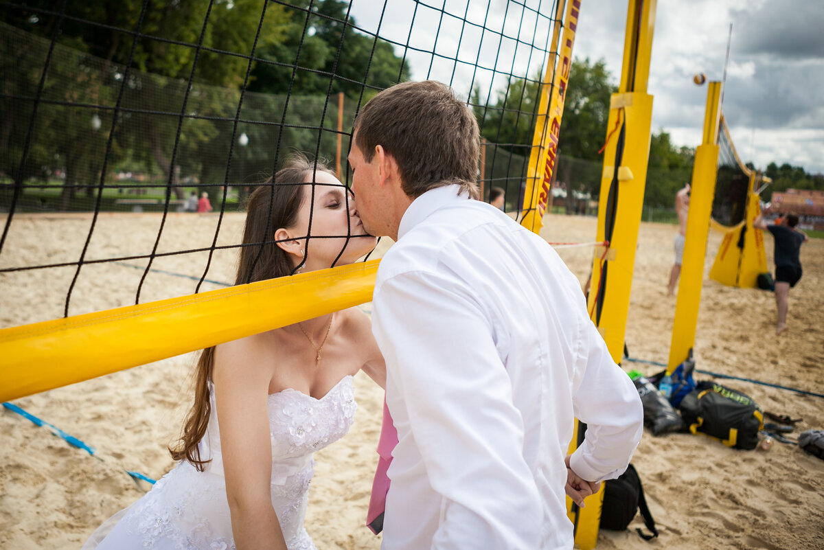 Спустя 2,5 года после знакомства мы поженились! Невесту, играющую в пляжный волейбол, наверное, запомнил весь Парк Горького :)