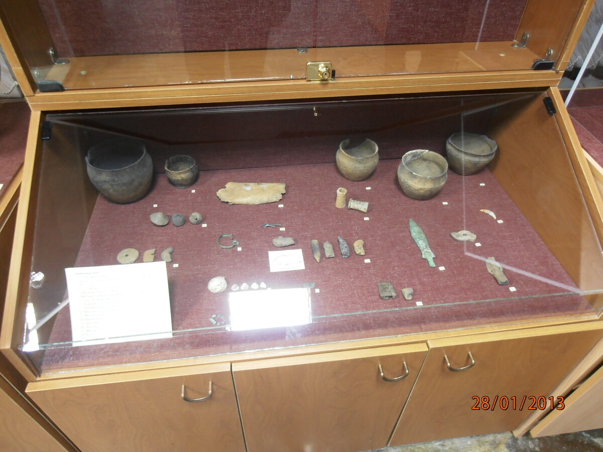 Андроновские артефакты (музей ТюмГУ)  (Источник; https://fr.wikipedia.org/wiki/Fichier:Андроновские_артефакты_(музей_ТюмГУ)_01.JPG) 