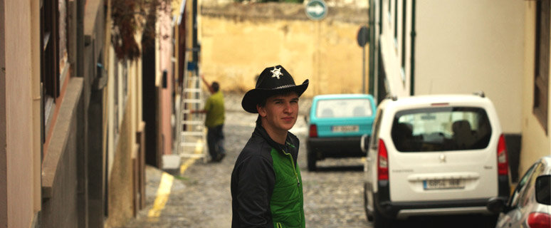 Кстати на тенерифе большинство персонала знает пару тройку фраз на русском, поэтому услышав русскую речь они с удовольствием скажут тебе «спасибоу» после того, как ты сделаешь заказ. И это приятно! Более того, они стараются научить туристов базовым испанским словам, таким как «спасибо», «привет», «все хорошо», «красное вино» и других.
