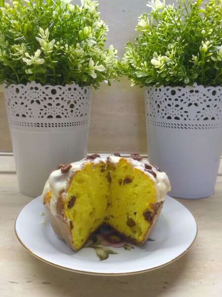 Кулич в разрезе, демонстрирующий нежную и влажную текстуру мякиша