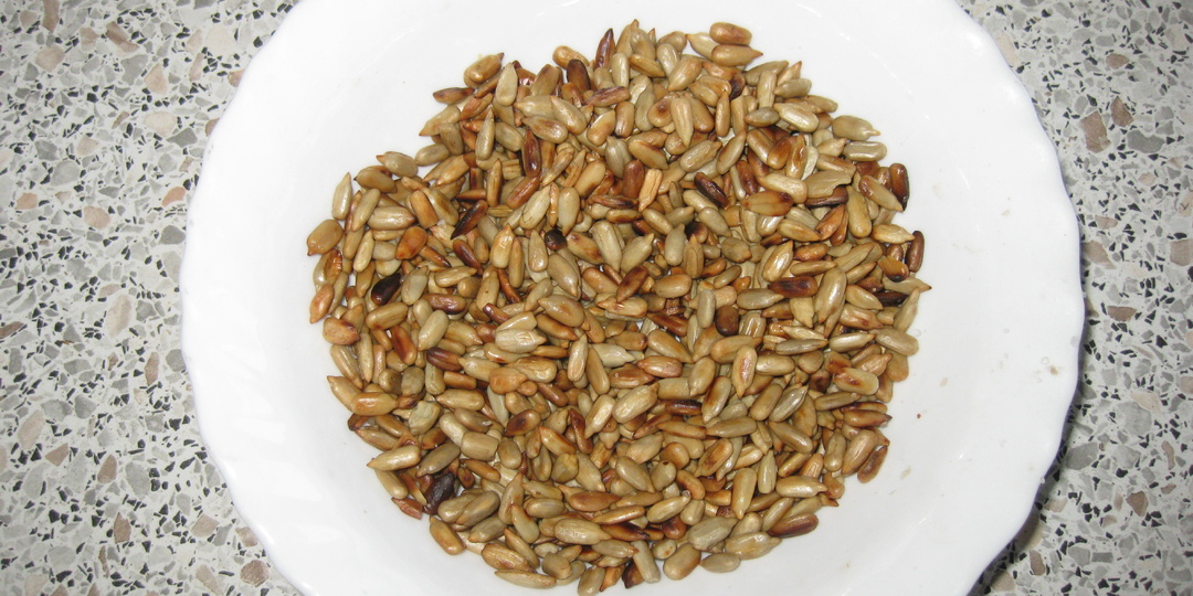Жарим семечки с солью.