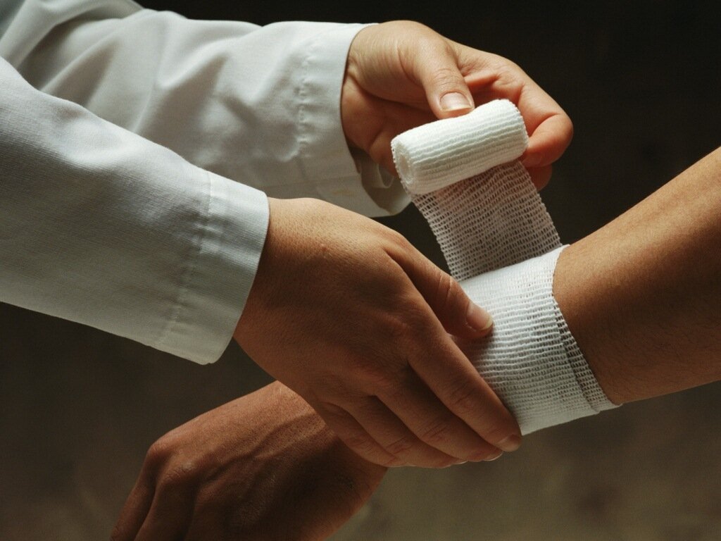             Первый оборот бинта обязательно сделать по наложенной на рану салфетке