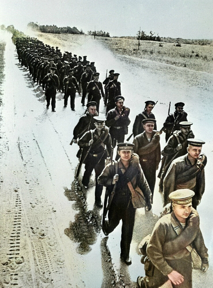 Отряд морской пехоты Черноморского флота на марше, направляется на защиту Одессы. Автор: Георгий Зельма. 1941 г. 