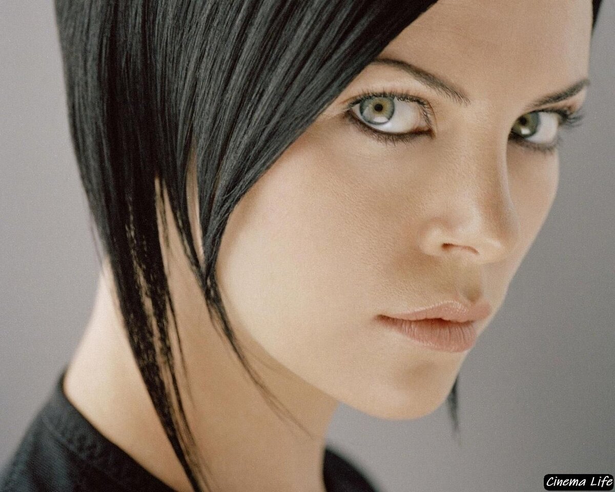 Шарлиз Терон в роли Эон Флакс. 