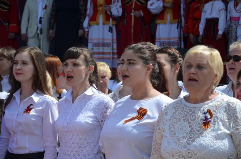  
Для выступления собралось около пятидесяти хоров изо всех, даже отдаленных населенных пунктов - в общей сложности более 850 человек. Хорошо известные песни и мощное исполнение так тронули зрителей, что запела вся площадь, а это насколько тысяч человек. Зрители вместе с исполнителями подхватывали слова любимой с детства " Катюши",  нашего гимна " Ой, да Краснодарский край!" и других. Но и этого оказалось мало. Поэтому, когда на " бис" зазвучали торжественные аккорды песни "Широка страна моя родная!", восторгу зрителей не было предела.
Похоже, задача, которую изначально ставили организаторы хора - объединить людей на основе традиционной культуры хорового пения, напомнить и дать почувствовать великую силу народного искусства - становится достижима.
Идея создания вокального коллектива численностью около тысячи человек принадлежит отделу культуры районной администрации. Инициативу поддержал Фонд " Вольное Дело". 
Проект стартовал с начала этого года. За это время проделана огромная организационная работа: во всех поселениях района прошли прослушивания уже существующих коллективов, выявлены и собраны новые таланты. По словам руководителя проекта, известного хормейстера Ларисы Чернышевой, на сводных репетициях, которые проходят раз в неделю, собираются школьники, педагоги, творческие работники, предприниматели и производственники, просто любящие и ценящие песню жители района.
 
